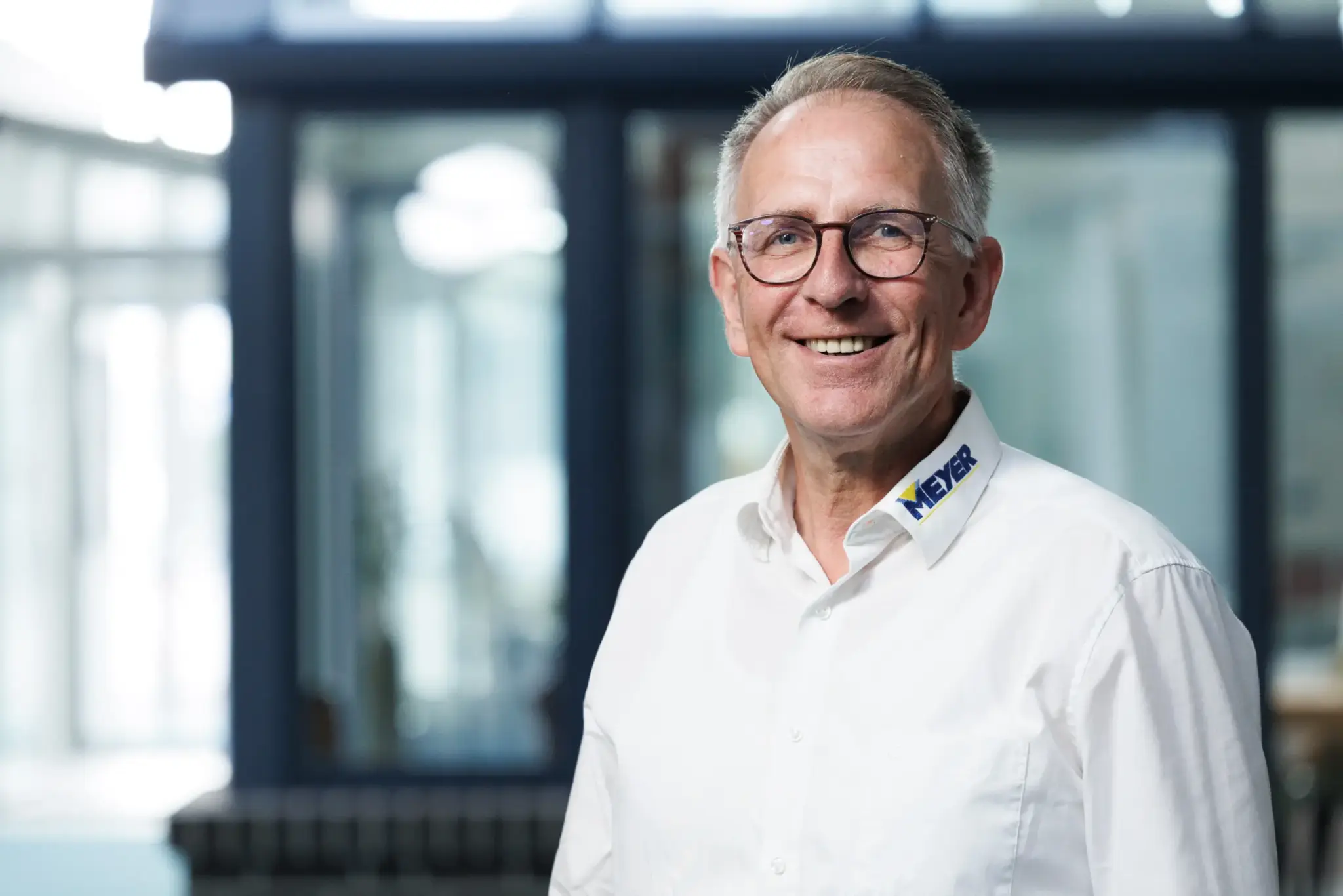 Businessportrait eines Mitarbeiters für Unternehmenskommunikation und Marketing.